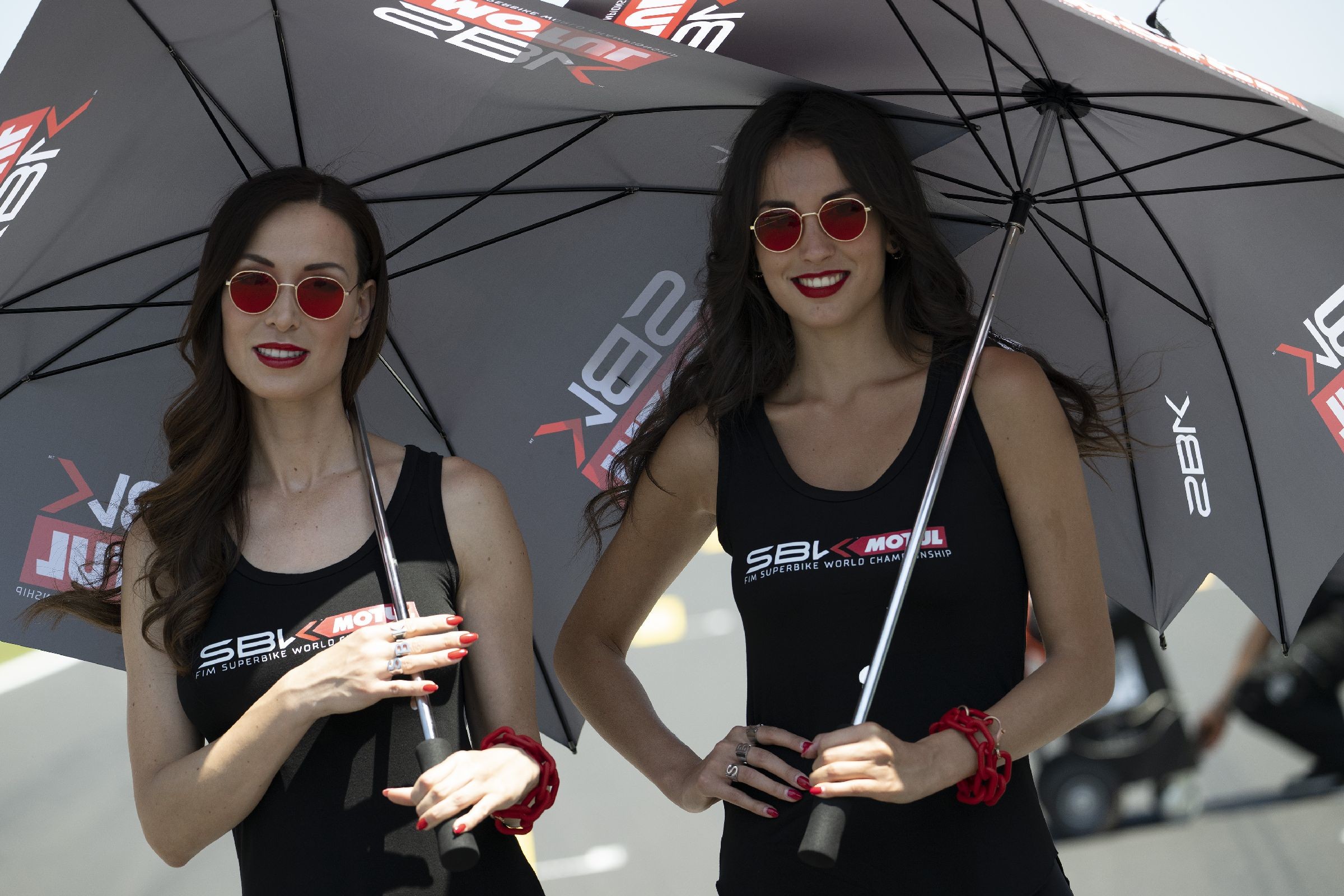 SBK, spettacolo dentro e fuori dalla pista: le ombrelline di Misano