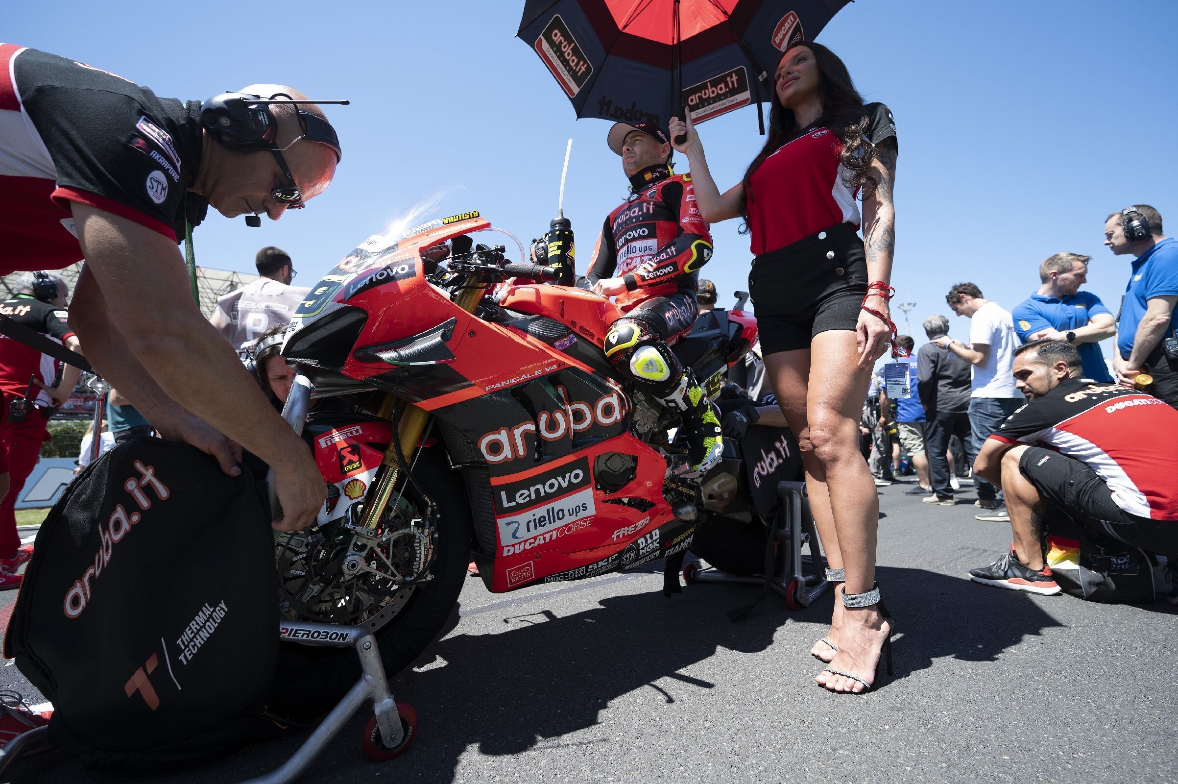 SBK, spettacolo dentro e fuori dalla pista: le ombrelline di Misano