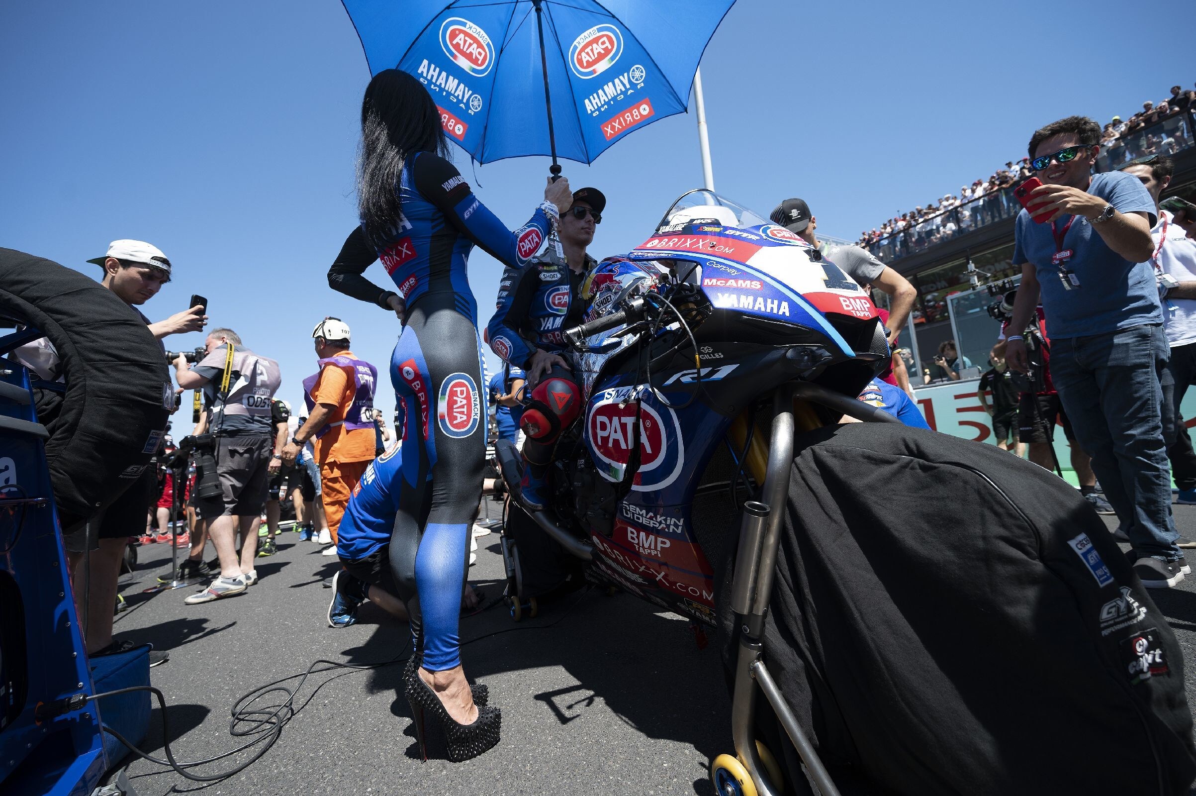 SBK, spettacolo dentro e fuori dalla pista: le ombrelline di Misano