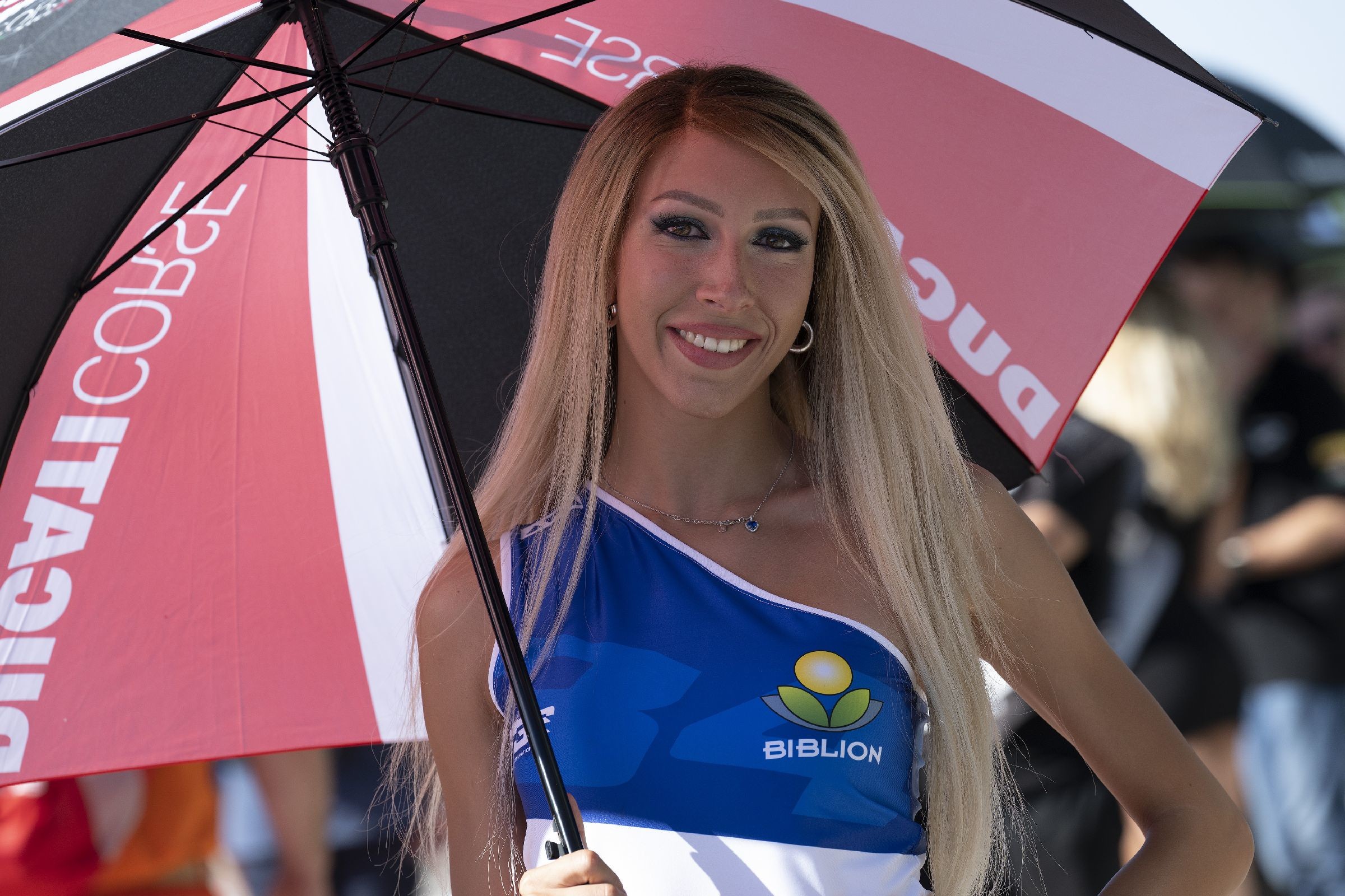 SBK, spettacolo dentro e fuori dalla pista: le ombrelline di Misano