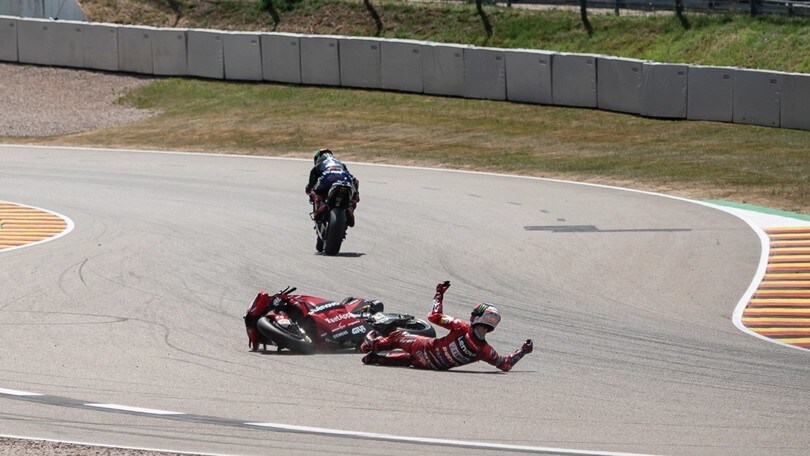 MotoGP, Bagnaia si inghiaia al Sachsenring: le immagini della caduta
