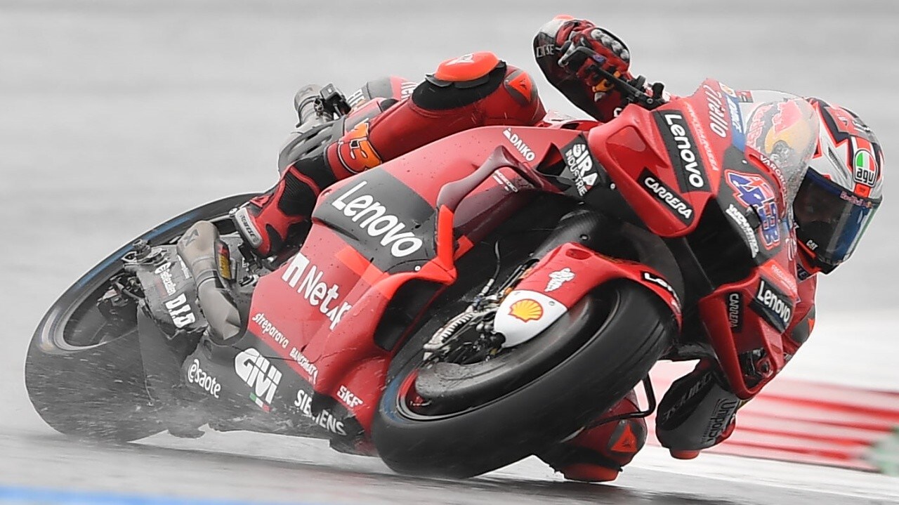 GP Assen, Ducati prima e ultima in FP1: Miller in vetta, Bastianini a terra