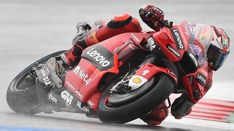 GP Assen, Ducati prima e ultima in FP1: Miller in vetta, Bastianini a terra