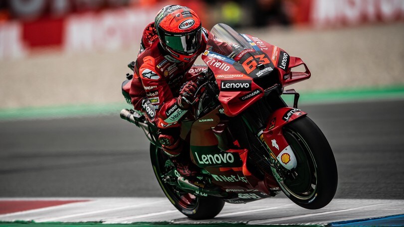 MotoGP, festa Italiana ad Assen: Bagnaia vince su Bezzecchi, fuori Quartararo