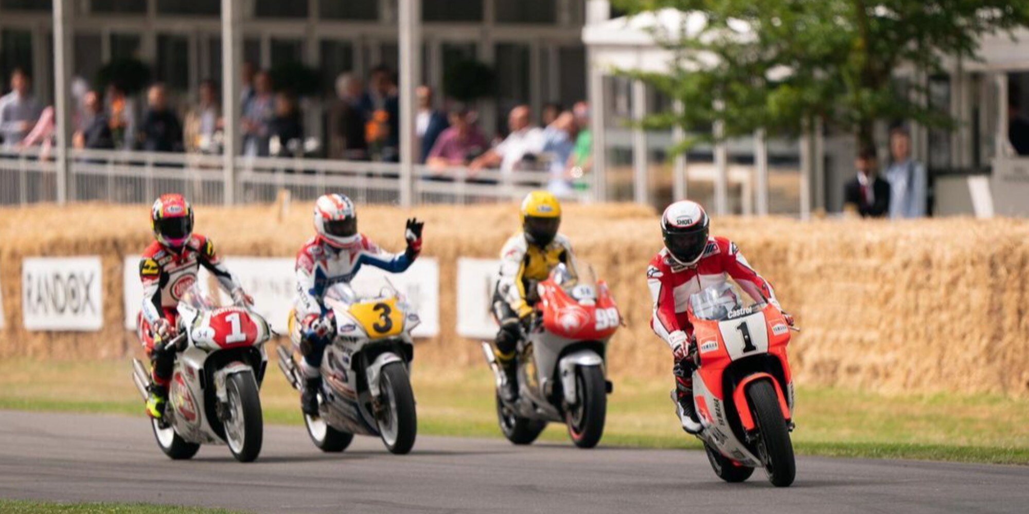 Rainey a Goodwood risale in sella alla sua Yamaha 500 dopo l'incidente del 1993