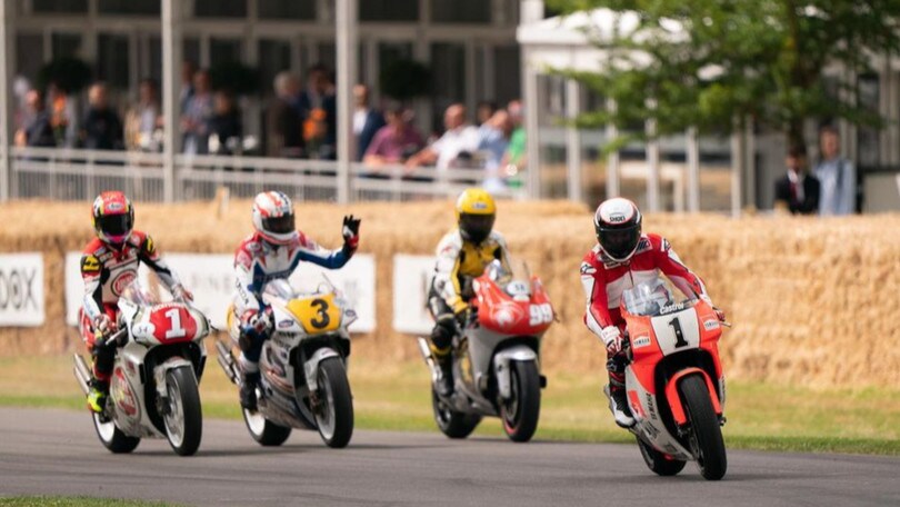 Rainey a Goodwood risale in sella alla sua Yamaha 500 dopo l'incidente del 1993