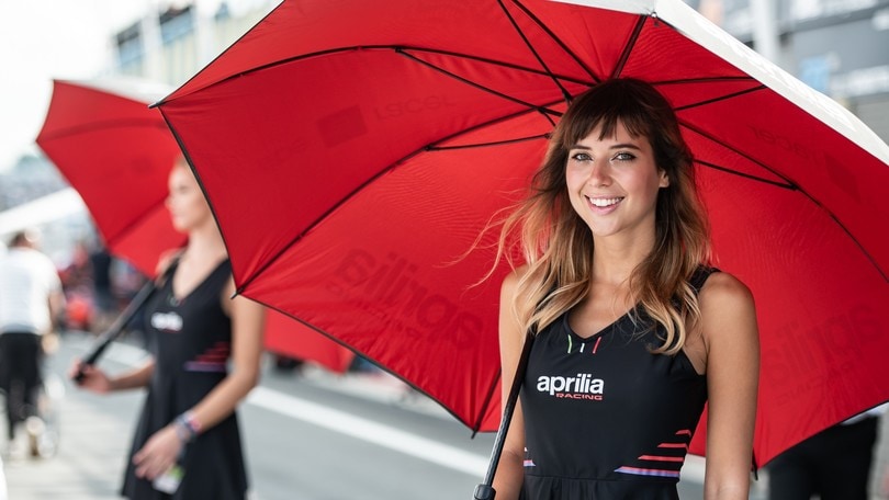 MotoGP, le belle ombrelline che sono scese in pista ad Assen