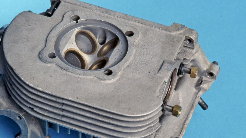 Officina: valvole, non c'è due senza quattro