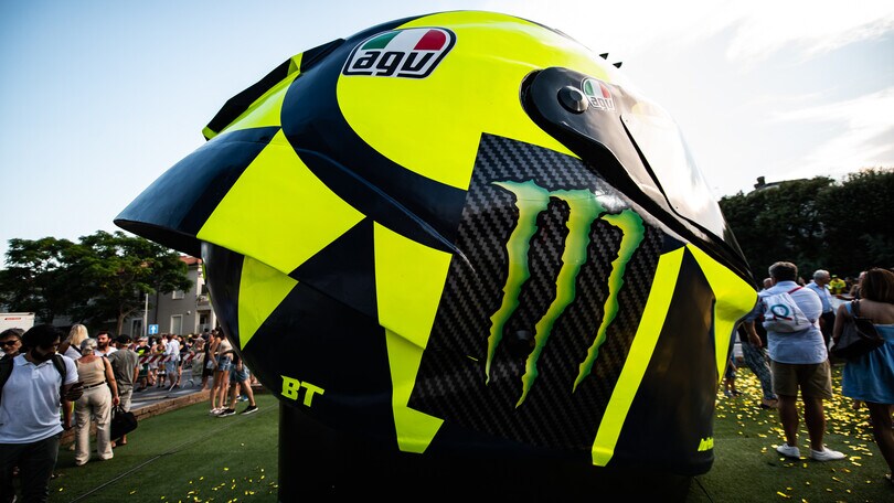 MotoGP, Valentino Rossi: inaugurato a Pesaro il maxi Casco da Leggenda