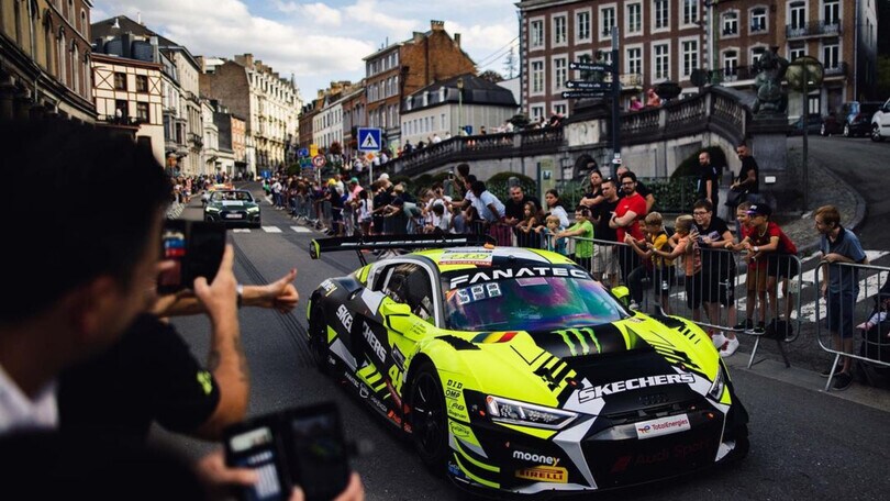 GT: Valentino Rossi, che bagno di folla a Spa-Francorchamps