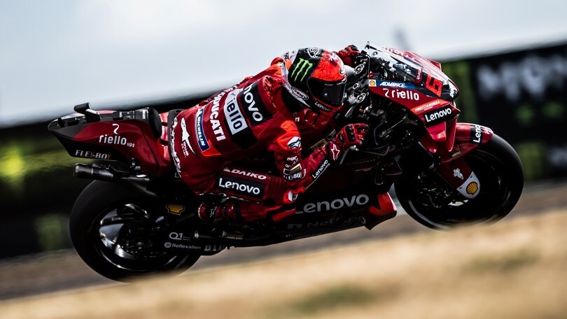 MotoGP Gran Bretagna, live: Bagnaia conquista la vittoria davanti a Vinales