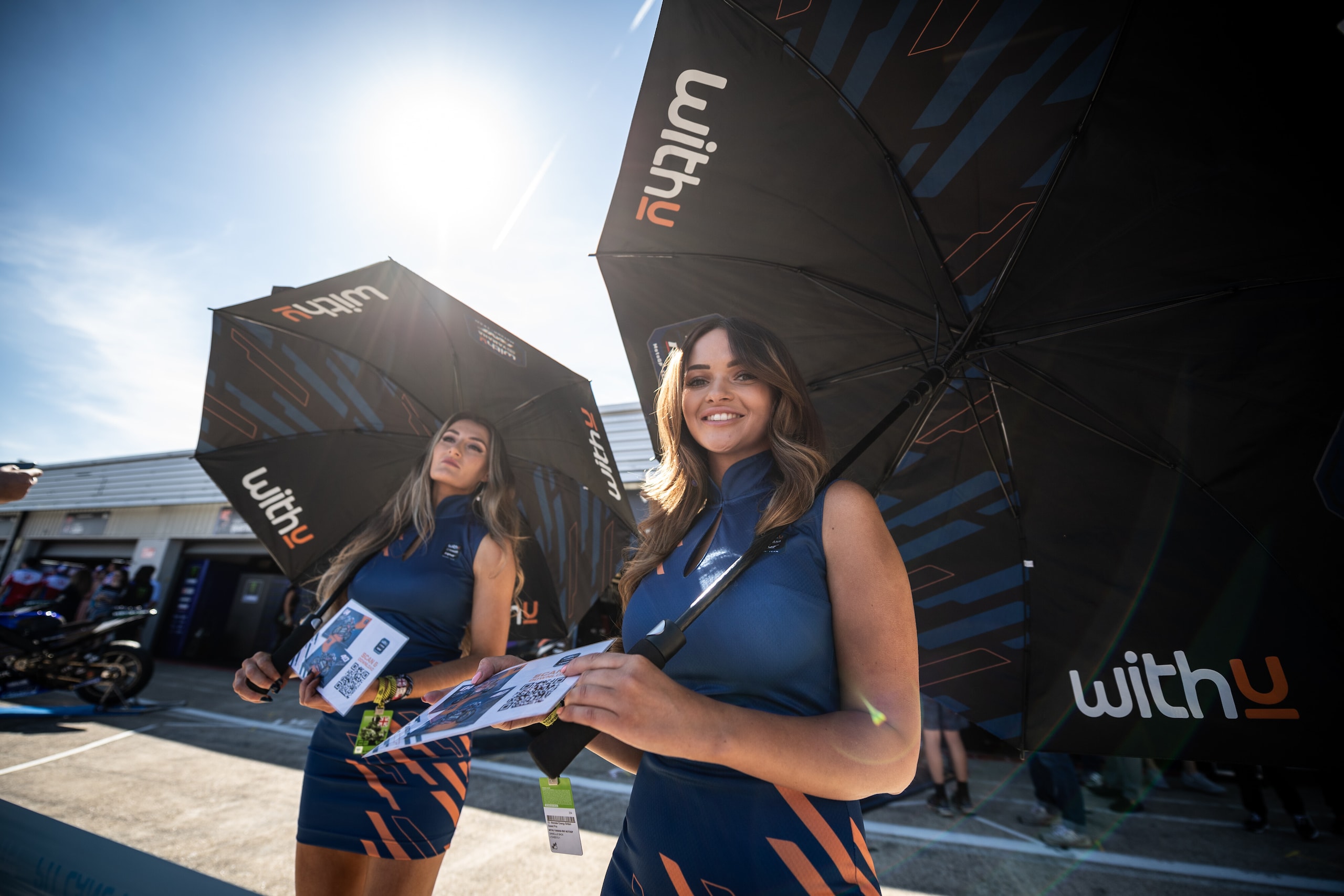 MotoGP Gran Bretagna: le affascinanti ombrelline di Silverstone