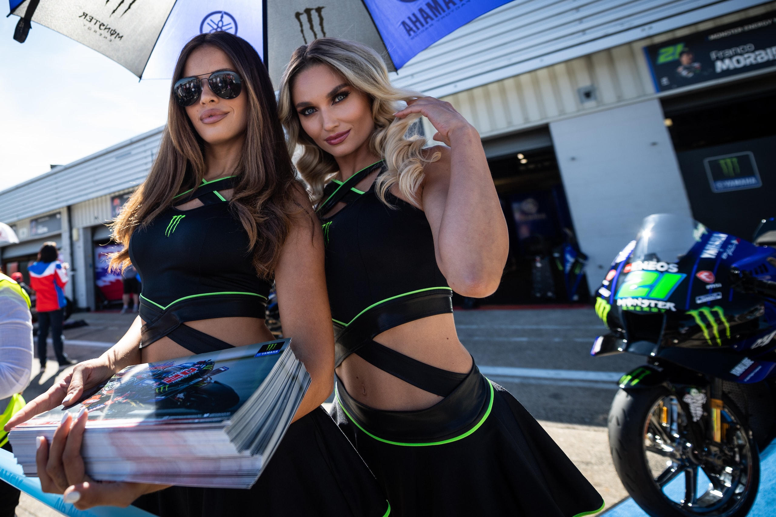 MotoGP Gran Bretagna: le affascinanti ombrelline di Silverstone