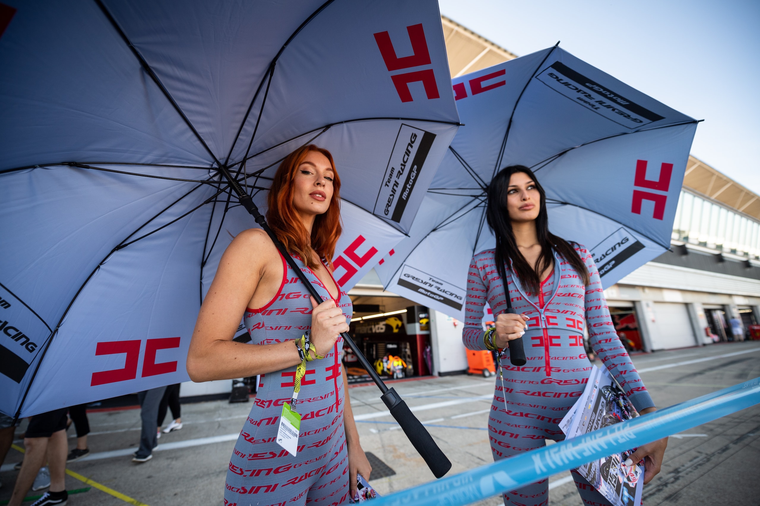 MotoGP Gran Bretagna: le affascinanti ombrelline di Silverstone