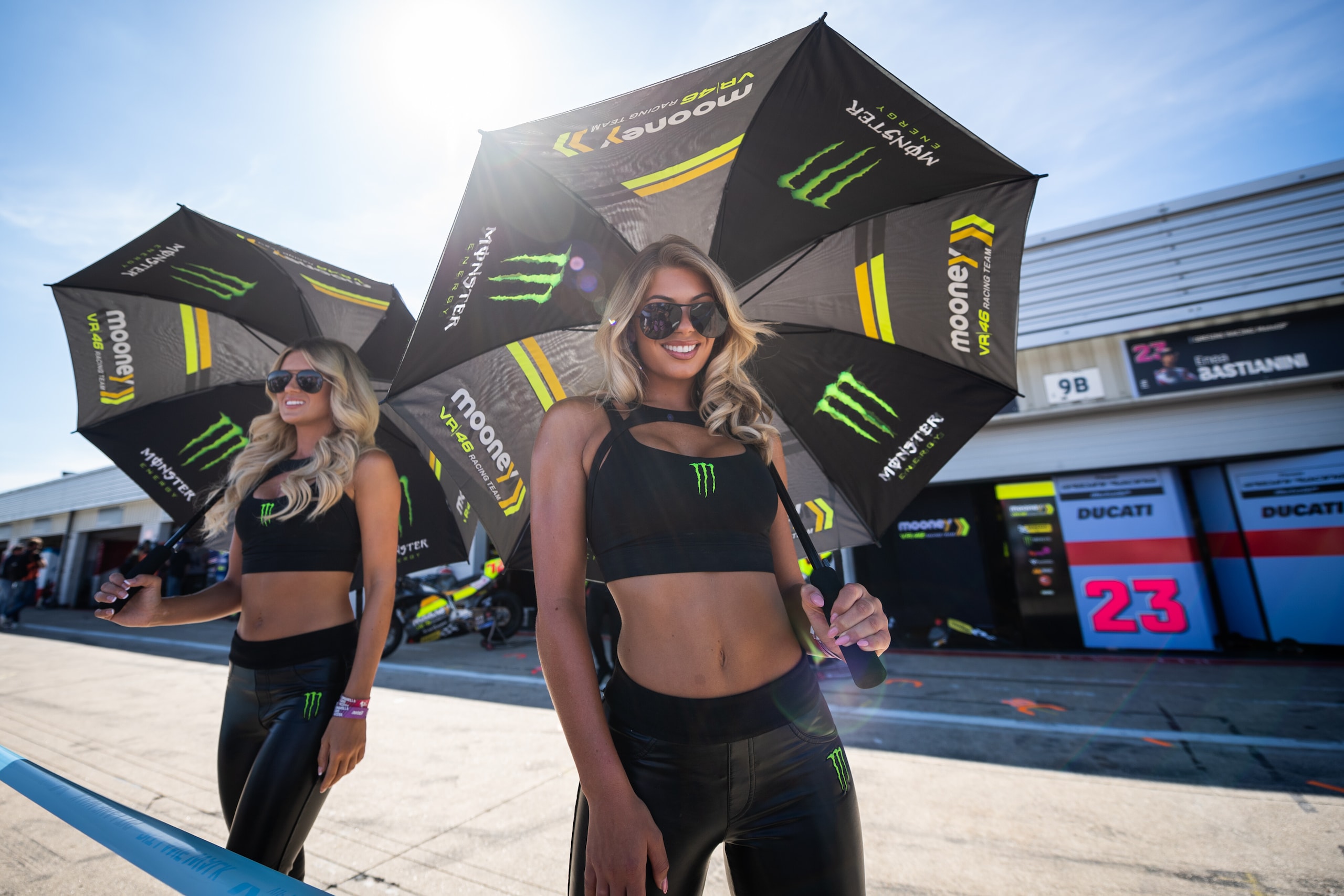 MotoGP Gran Bretagna: le affascinanti ombrelline di Silverstone