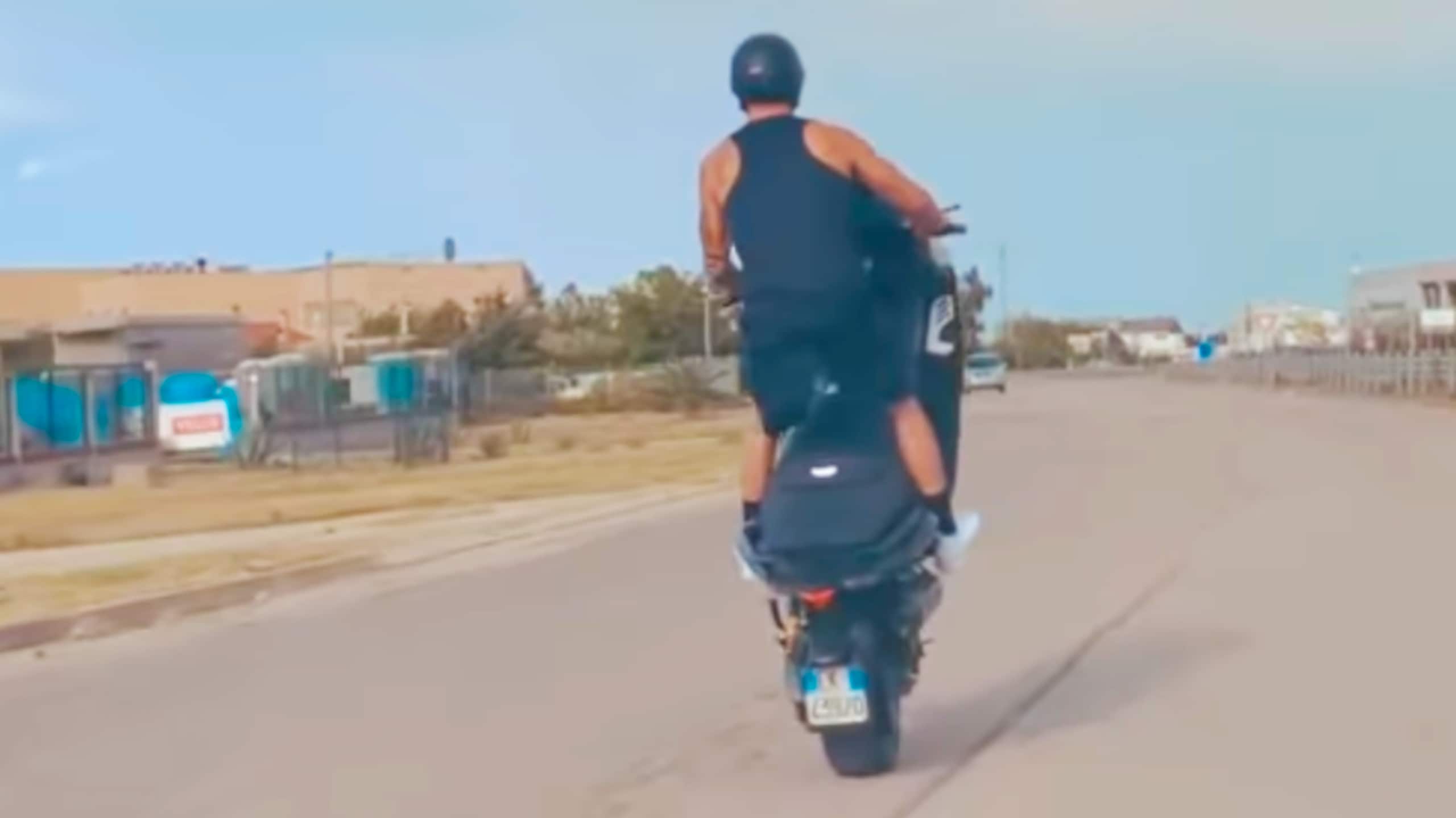 Andrea Iannone impenna col maxi scooter: il video diventa virale