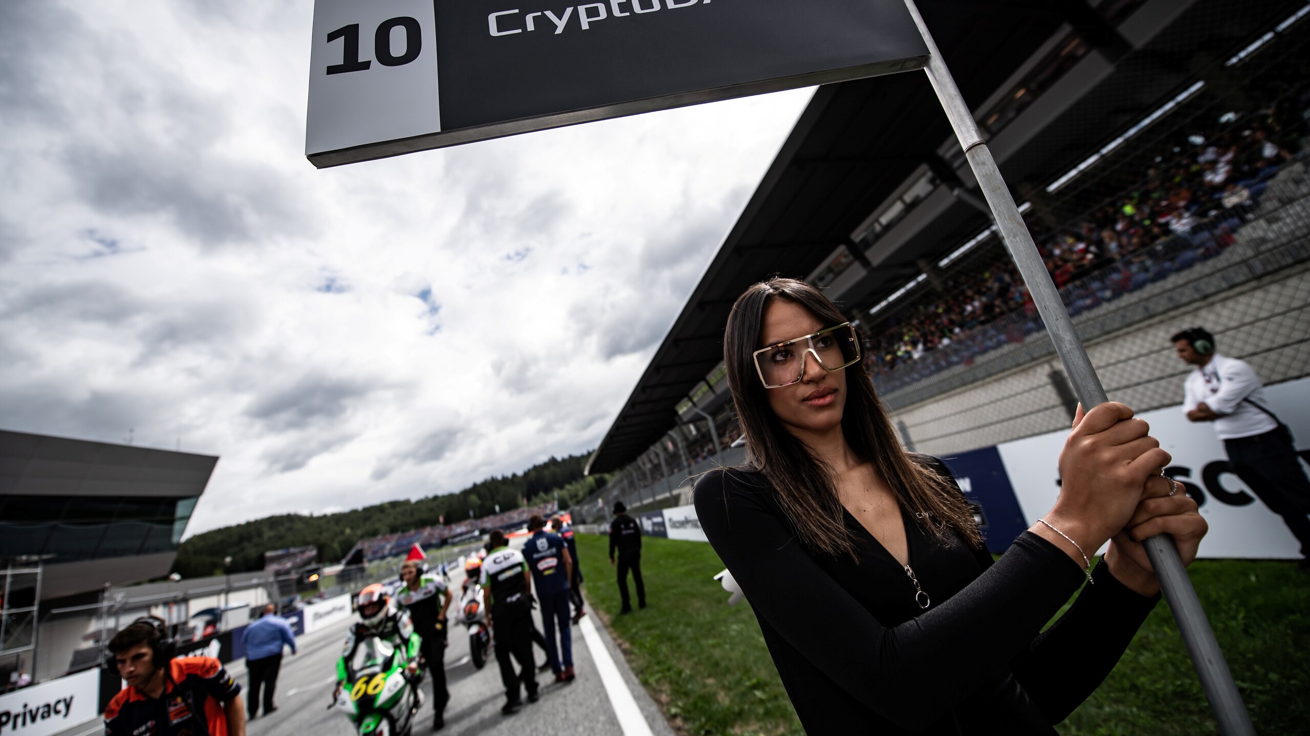 MotoGP, le ombrelline da urlo del GP d'Austria