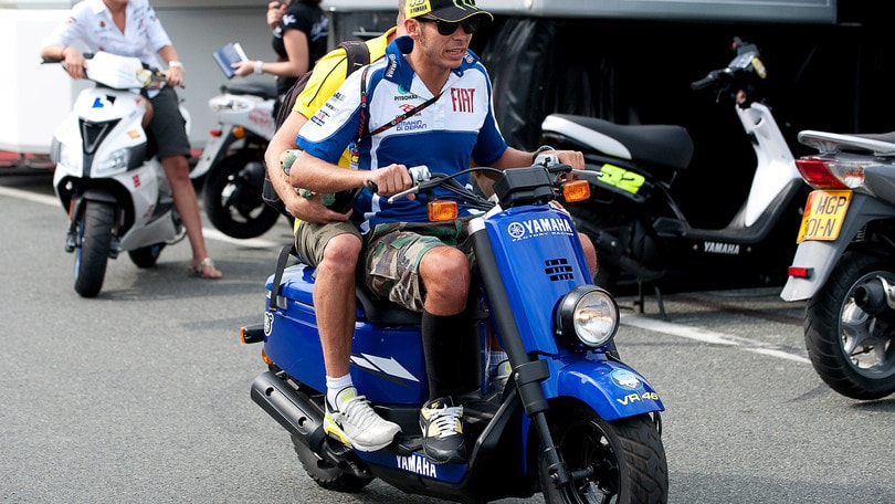 MotoGP, Valentino Rossi: il suo scooter va all'asta per beneficienza