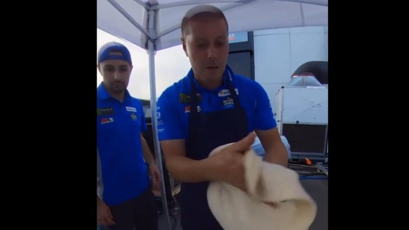Il team Suzuki "festeggia" l'arrivo a Misano.. preparando la pizza