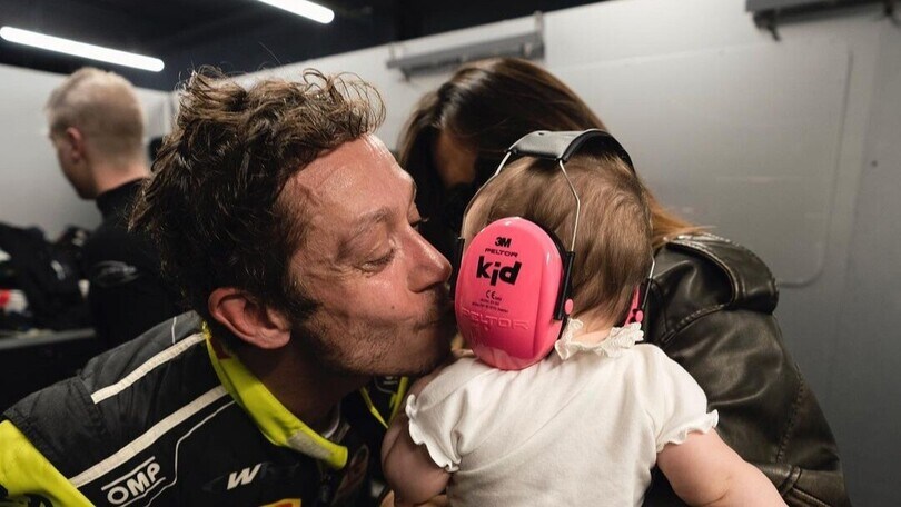 Valentino Rossi e Francesca Sofia Novello: le dolci foto ai box con Giulietta