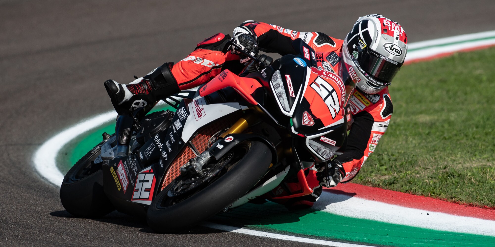 CIV SBK, incredibile a Imola: Pirro nella ghiaia, Delbianco lo pressa e vince