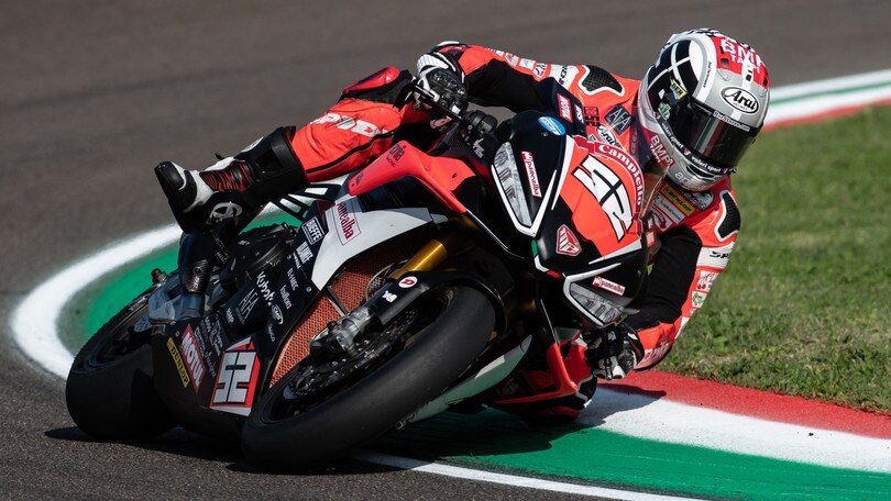 CIV SBK, incredibile a Imola: Pirro nella ghiaia, Delbianco lo pressa e vince