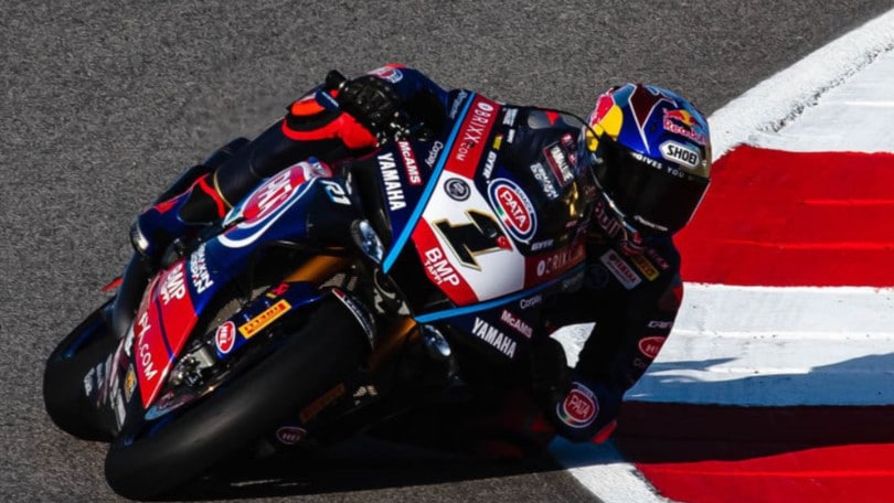 SBK Portimao: Gara 1 è di Razgatlioglu davanti a Bautista. Quarto Bassani