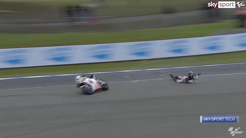 Video - Moto2 Phillip Island, caduta spettacolare per Chantra: pilota illeso, la moto...