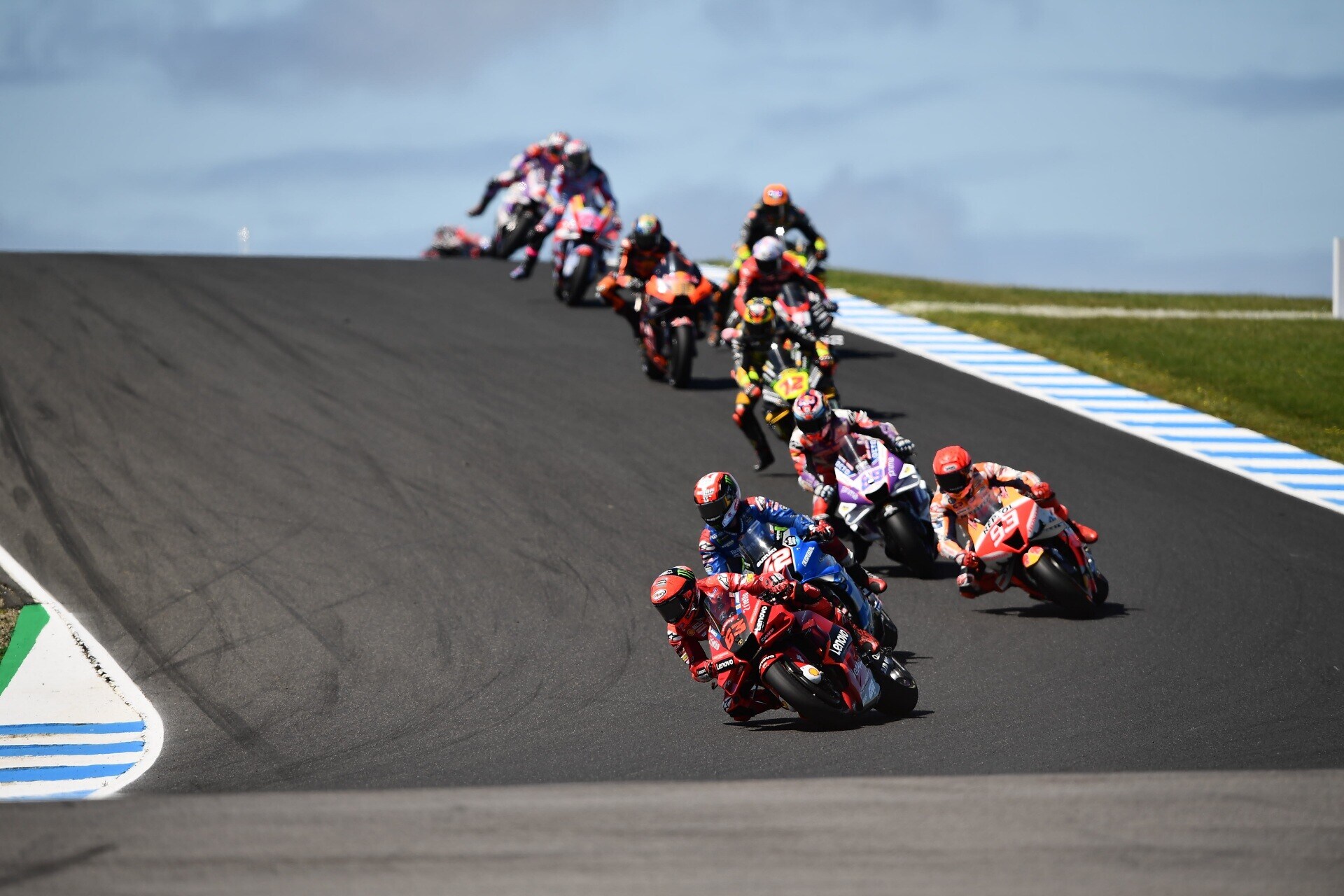 Video - MotoGP Australia, gli highlights della gara: Rins trionfa, Bagnaia nuovo leader del mondiale