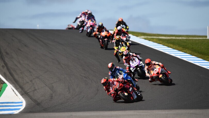Video - MotoGP Australia, gli highlights della gara: Rins trionfa, Bagnaia nuovo leader del mondiale