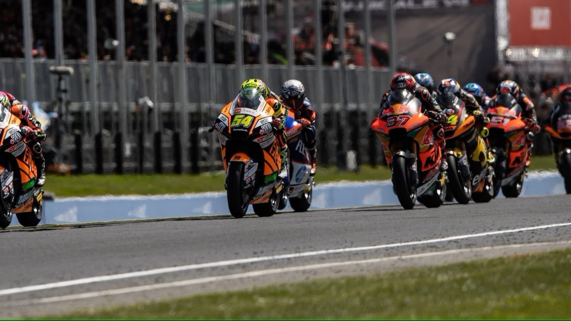 Safety in Moto2, absurdity at Phillip Island: riders down, animals on track and flags