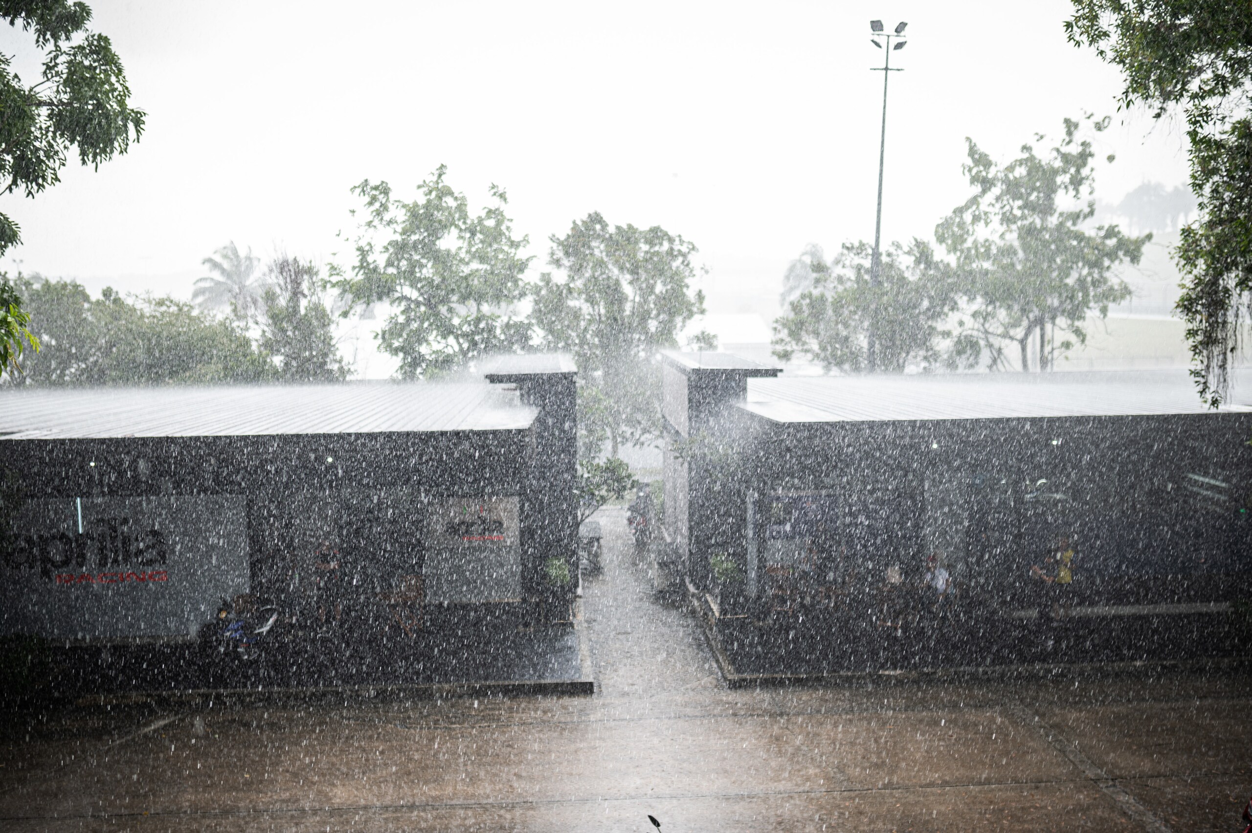 GP Malesia, diluvio a Sepang (e piloti reclusi nei box)