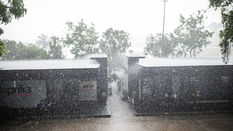 GP Malesia, diluvio a Sepang (e piloti reclusi nei box)