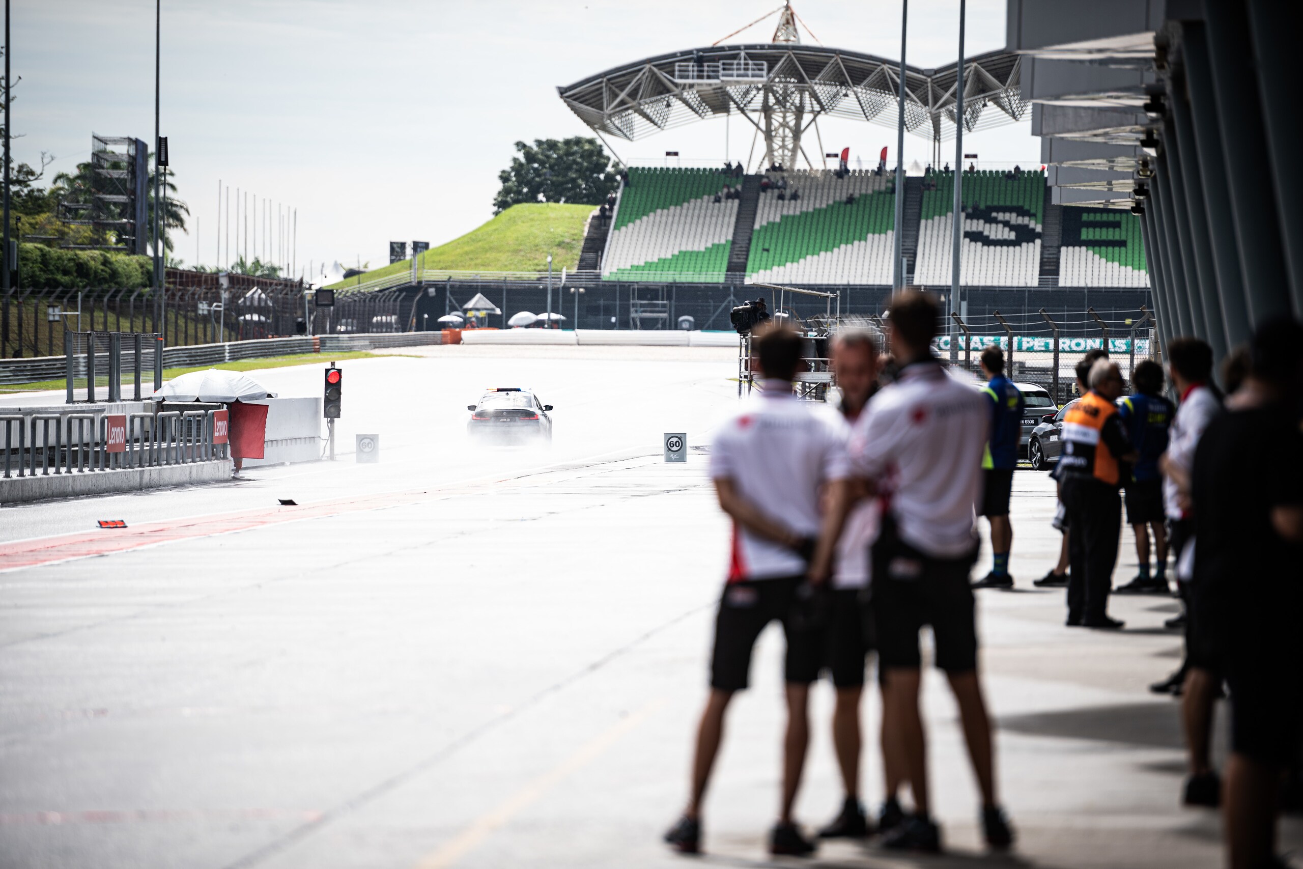 GP Malesia, diluvio a Sepang (e piloti reclusi nei box)