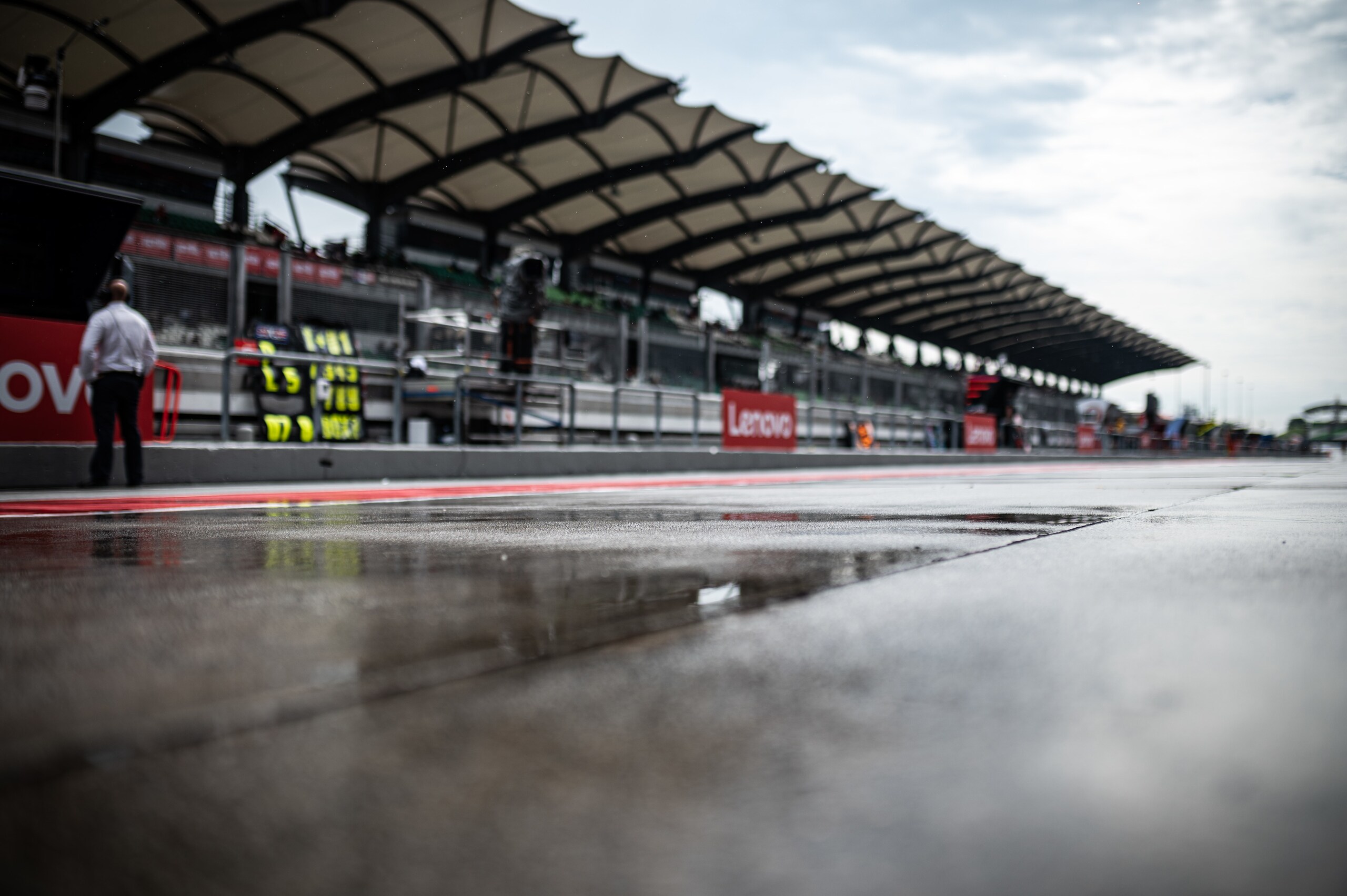 GP Malesia, diluvio a Sepang (e piloti reclusi nei box)