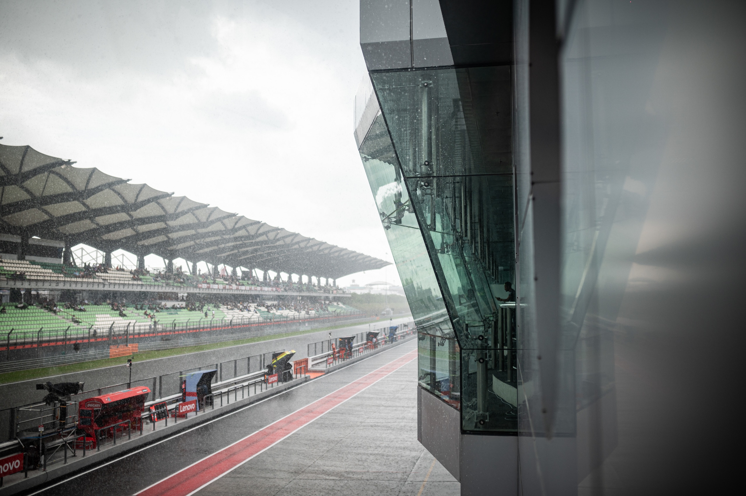 GP Malesia, diluvio a Sepang (e piloti reclusi nei box)