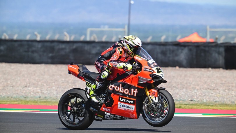 SBK: Toprak sbaglia subito, Bautista ne approfitta e vince Gara 1 in Argentina