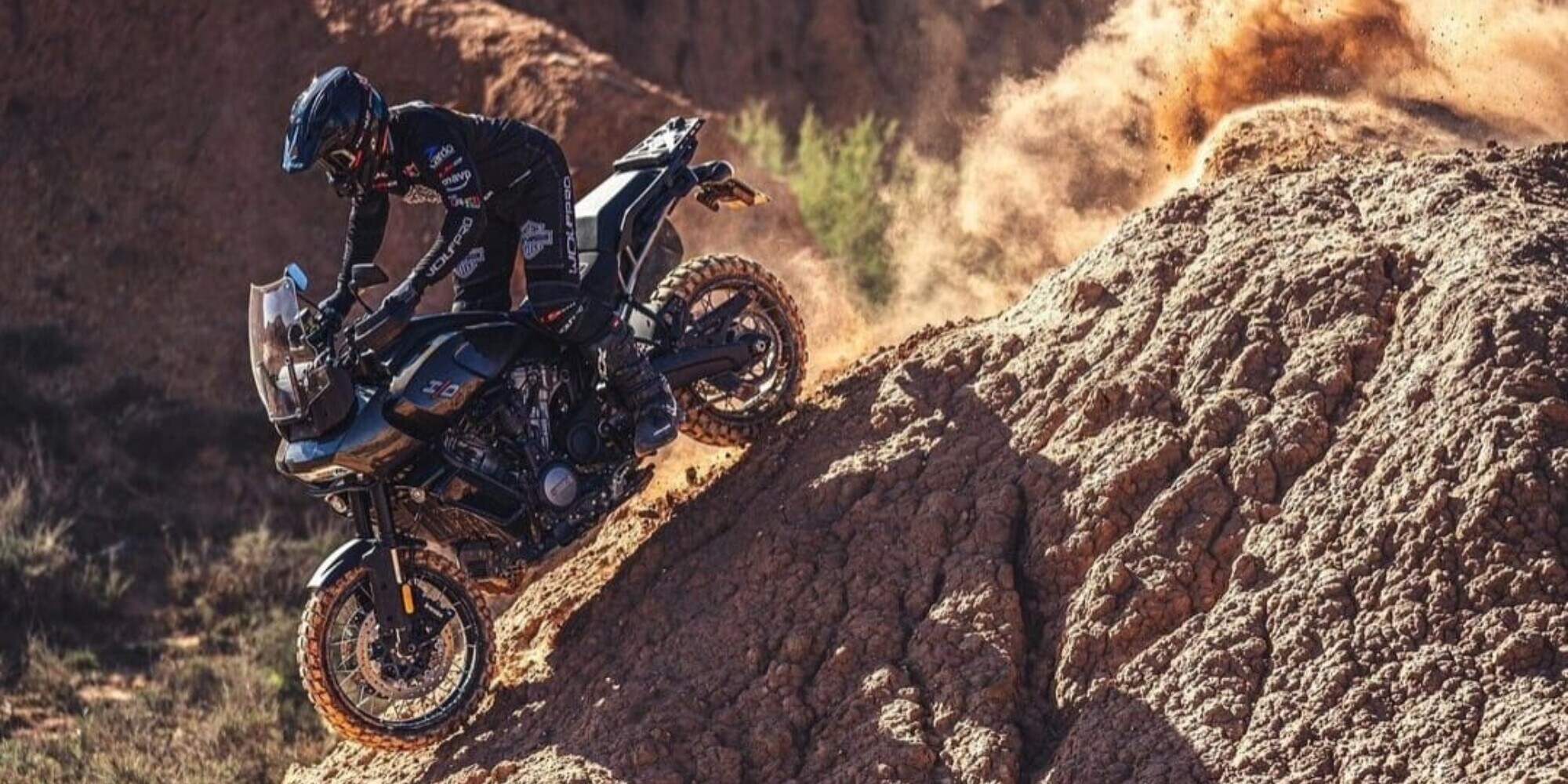 L'impresa di Joan Pedrero: al traguardo della 1000 Dunas in Harley-Davidson