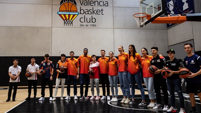 Non solo due ruote: assi del Motomondiale abili anche nel basket