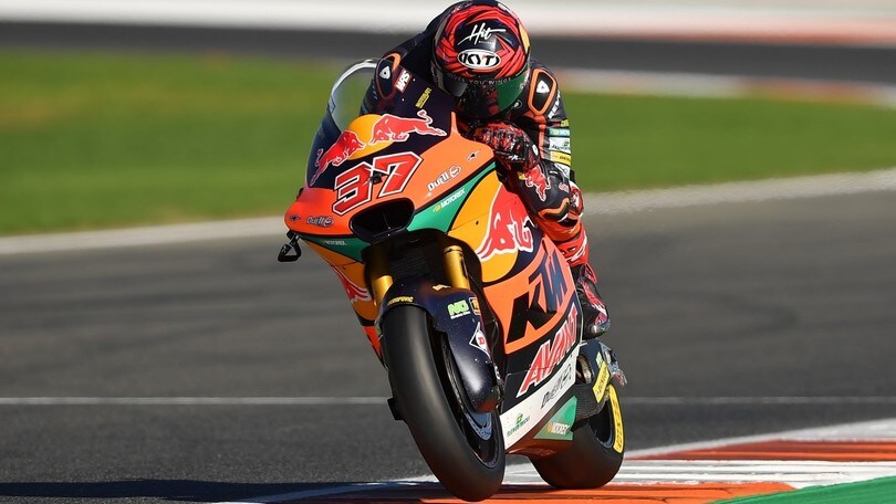 GP Valencia, Fernandez tiene a bada Ogura, ipotecando il titolo