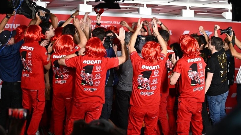 Bagnaia iridato! Esplode la festa per il nuovo campione del mondo