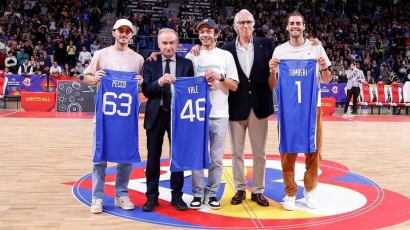 Ovazione per Valentino Rossi e Pecco Bagnaia in occasione di Italia-Spagna