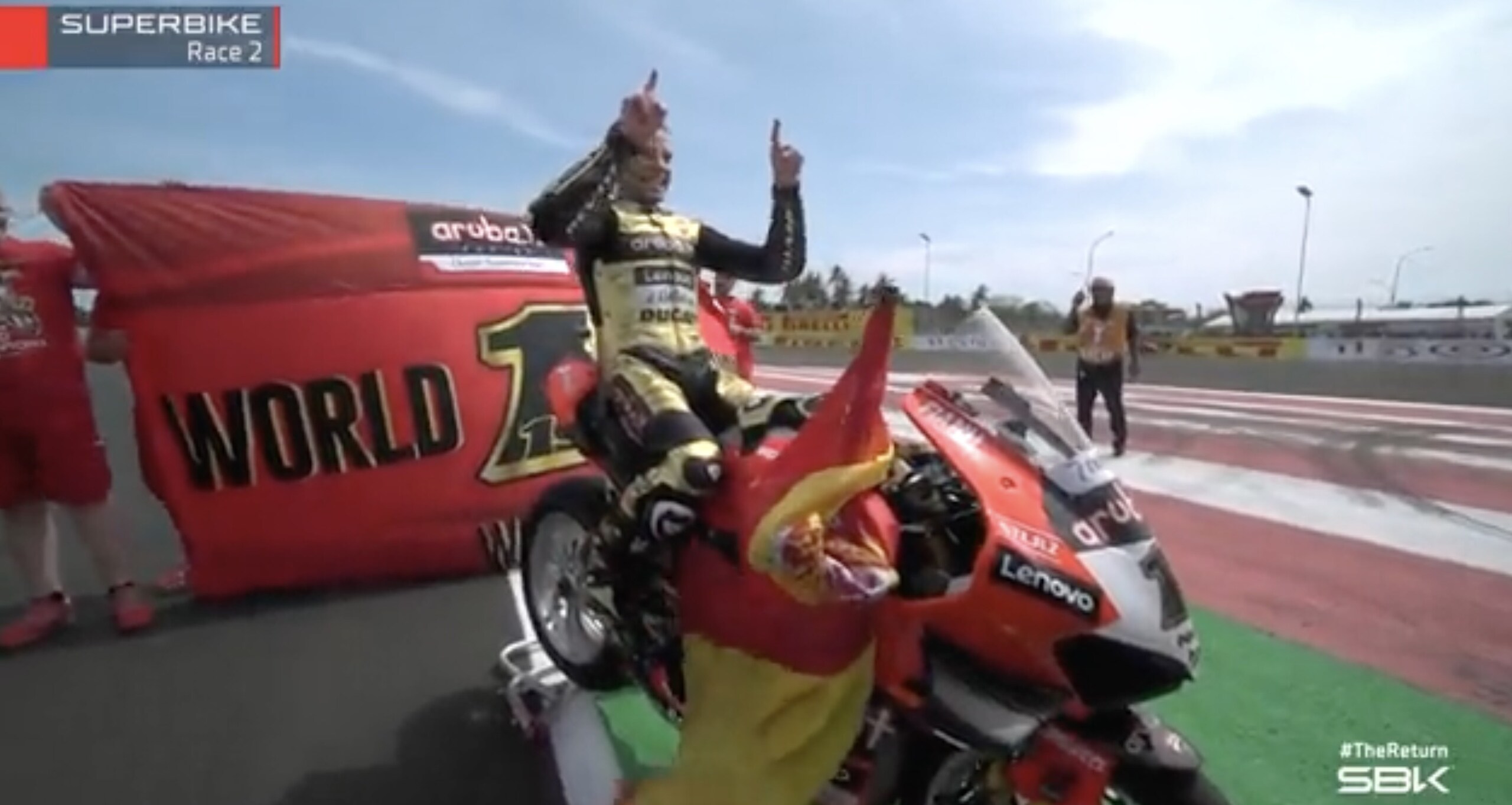 SBK Indonesia, Bautista uomo d'oro: tuta dorata e non solo per il titolo