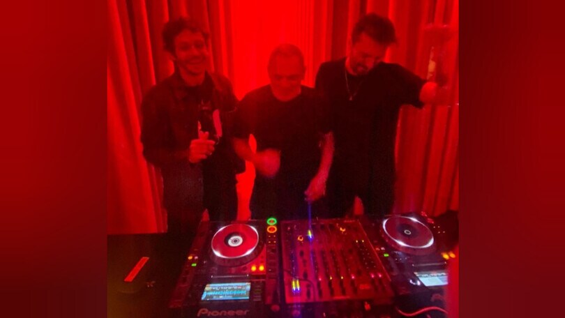 Valentino Rossi non si ferma più: eccolo in versione DJ con Cesare Cremonini