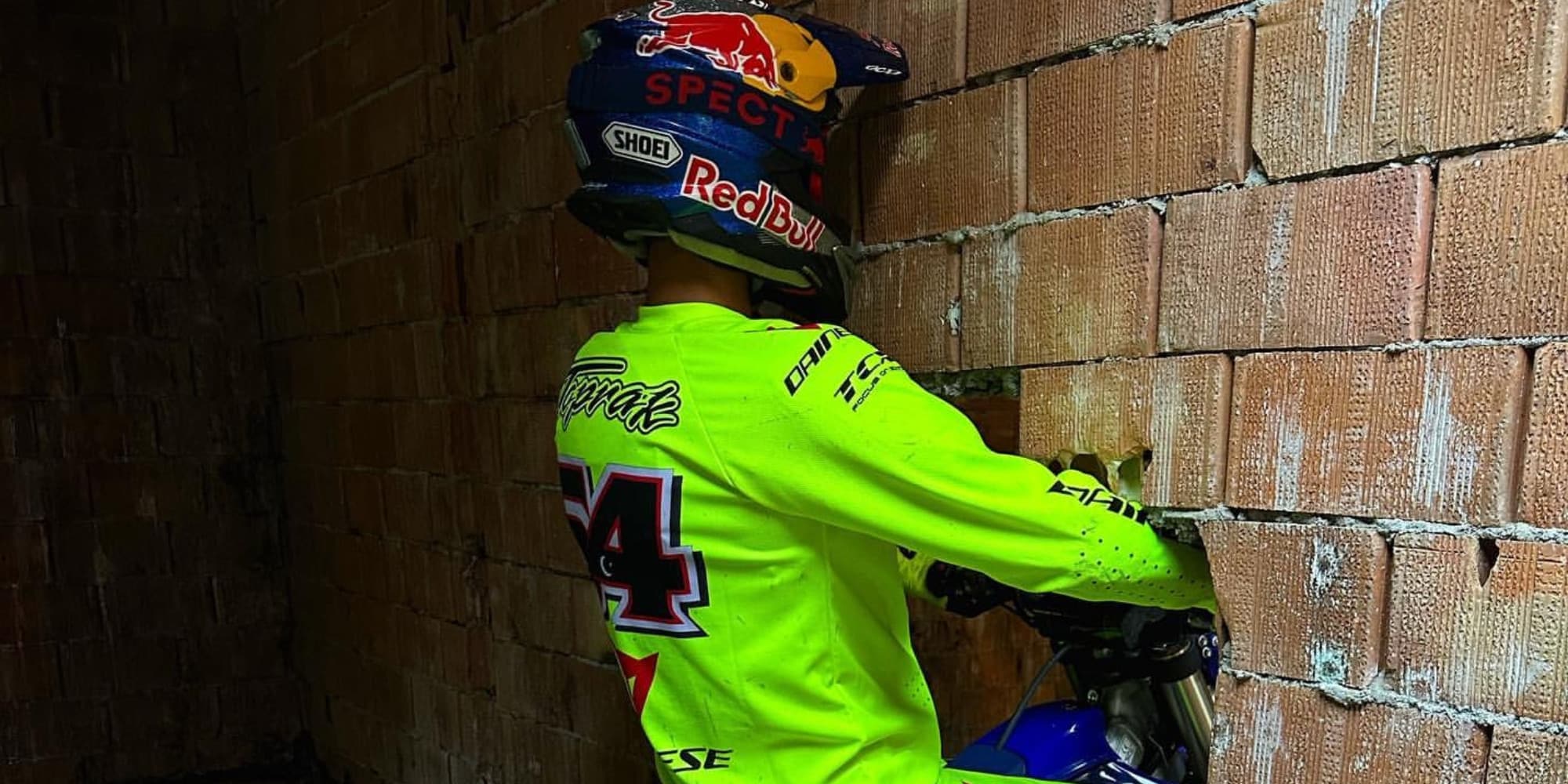 Razgatlioglu prende il muro mentre fa enduro