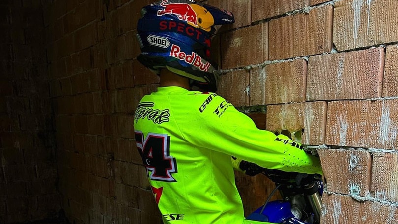 Razgatlioglu prende il muro mentre fa enduro