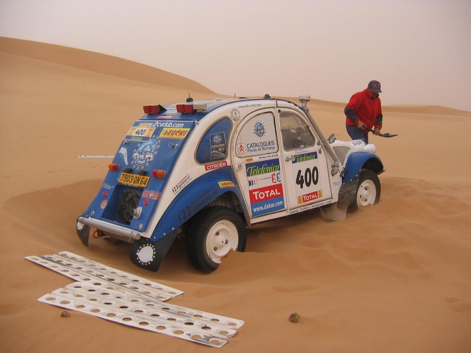 Dalla vespa alla... friggitrice: i 10 veicoli più strani nella storia della Dakar
