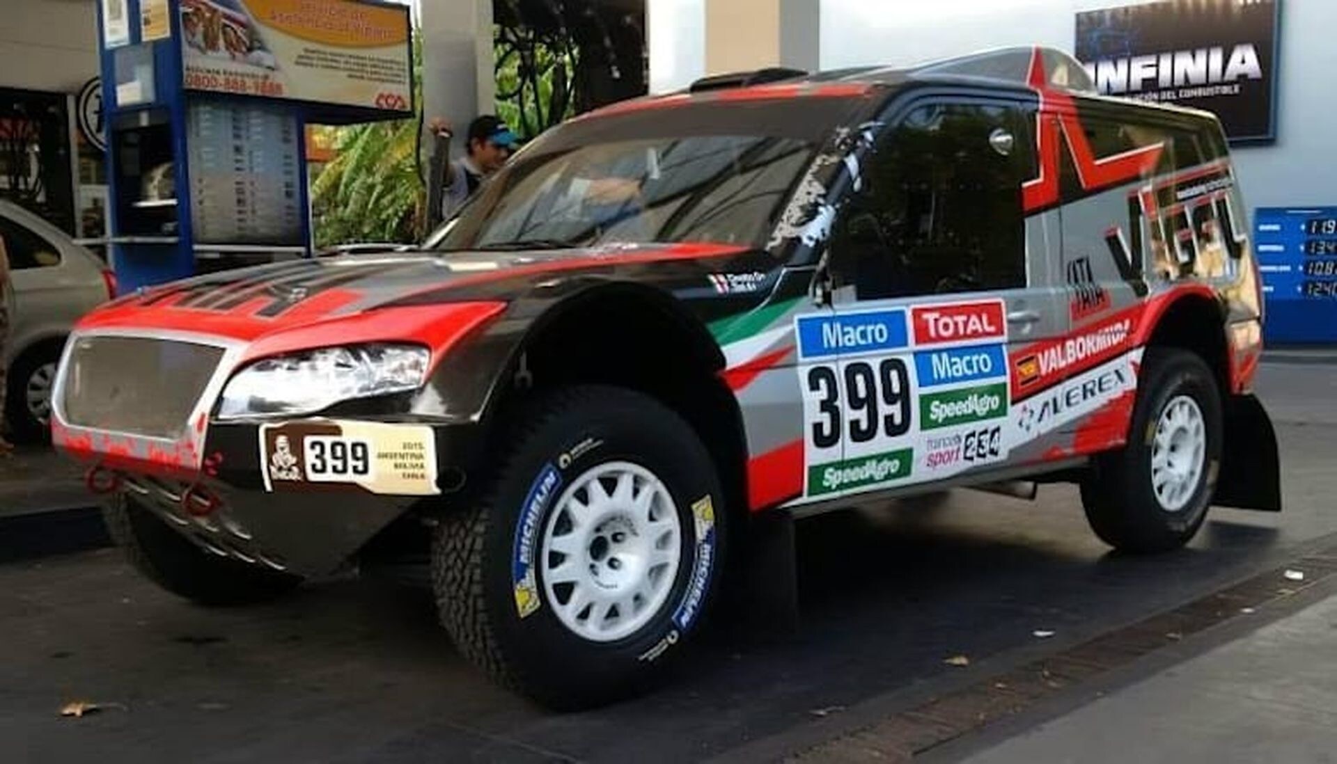 Dalla vespa alla... friggitrice: i 10 veicoli più strani nella storia della Dakar