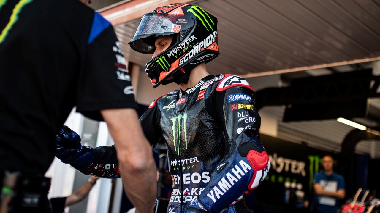 MotoGP, il duro Natale di Quartararo: Yamaha "rotta", mano fratturata