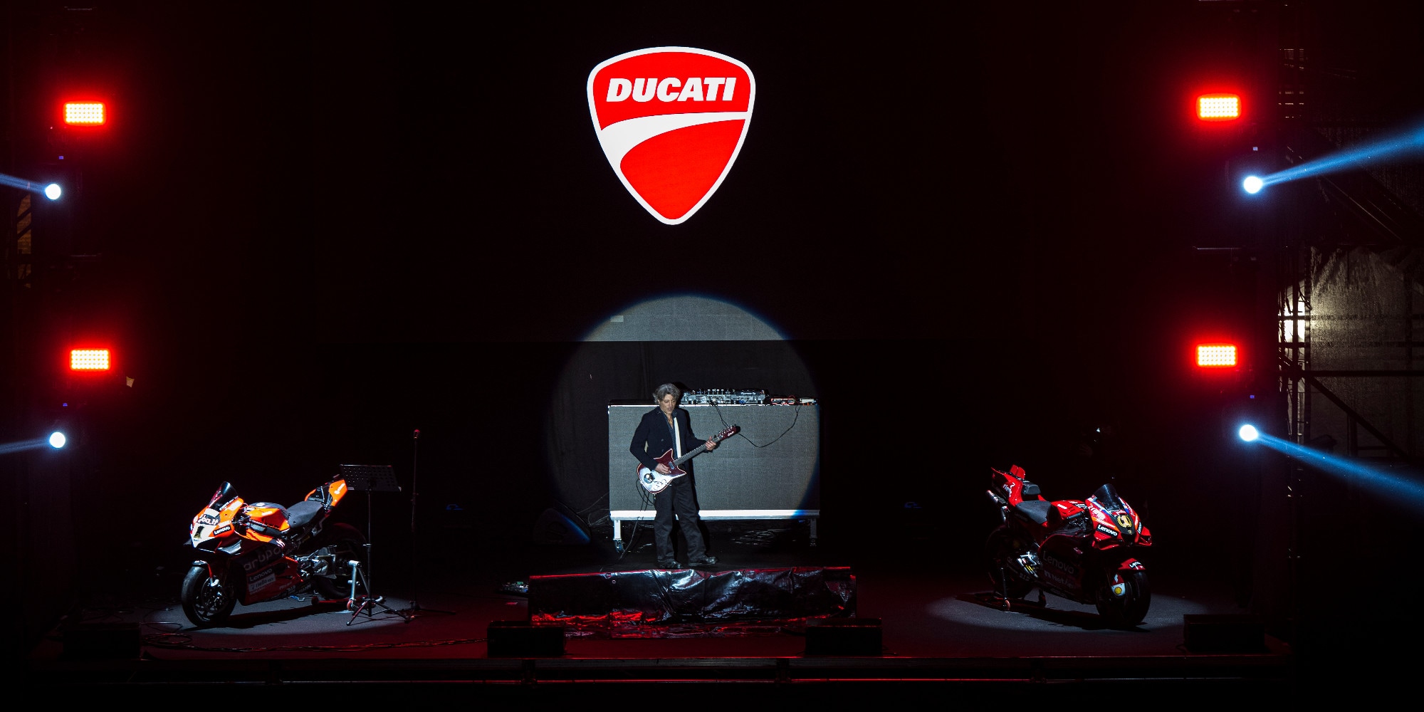 Festa Ducati, l’Inno di Mameli suonato da Poggipollini: che show!